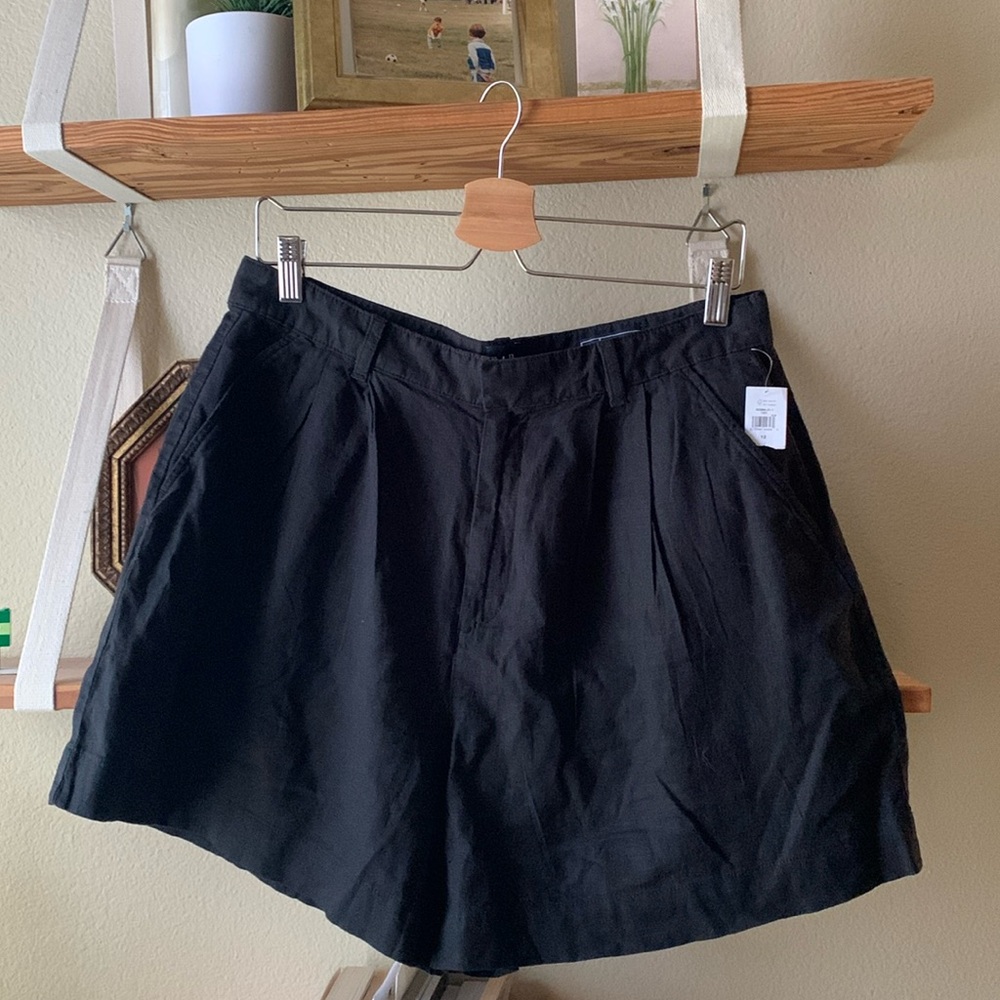 Gap Linen Shorts 5” inseam. Pleated. Size 12
